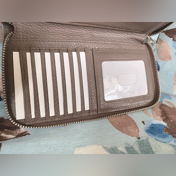 NWT Marc by Marc Jacobs Tan Leather Zippy Wallet - Picture 10 of 16